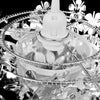 Mooie lamp met zilveren pailletten in de vorm van blaadjes, met een klassiek en elegant ontwerp en luxueuze uitstraling voor in huis of in uw bedrijf. De pailletten zijn gemaakt van PVC en vangen en reflecteren het licht in vele kleuren. Een peer wordt niet meegeleverd.