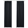 Kleur: zwart Afmetingen: 140 x 175 cm (B x H) Materiaal: 100% polyester Met metalen haken Levering bevat 2 gordijnen