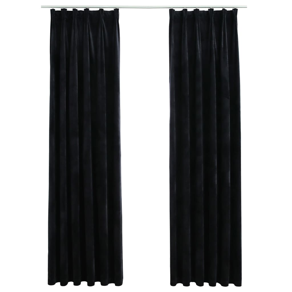 Kleur: zwart Afmetingen: 140 x 175 cm (B x H) Materiaal: 100% polyester fluweel Met metalen haken Levering bevat 2 gordijnen