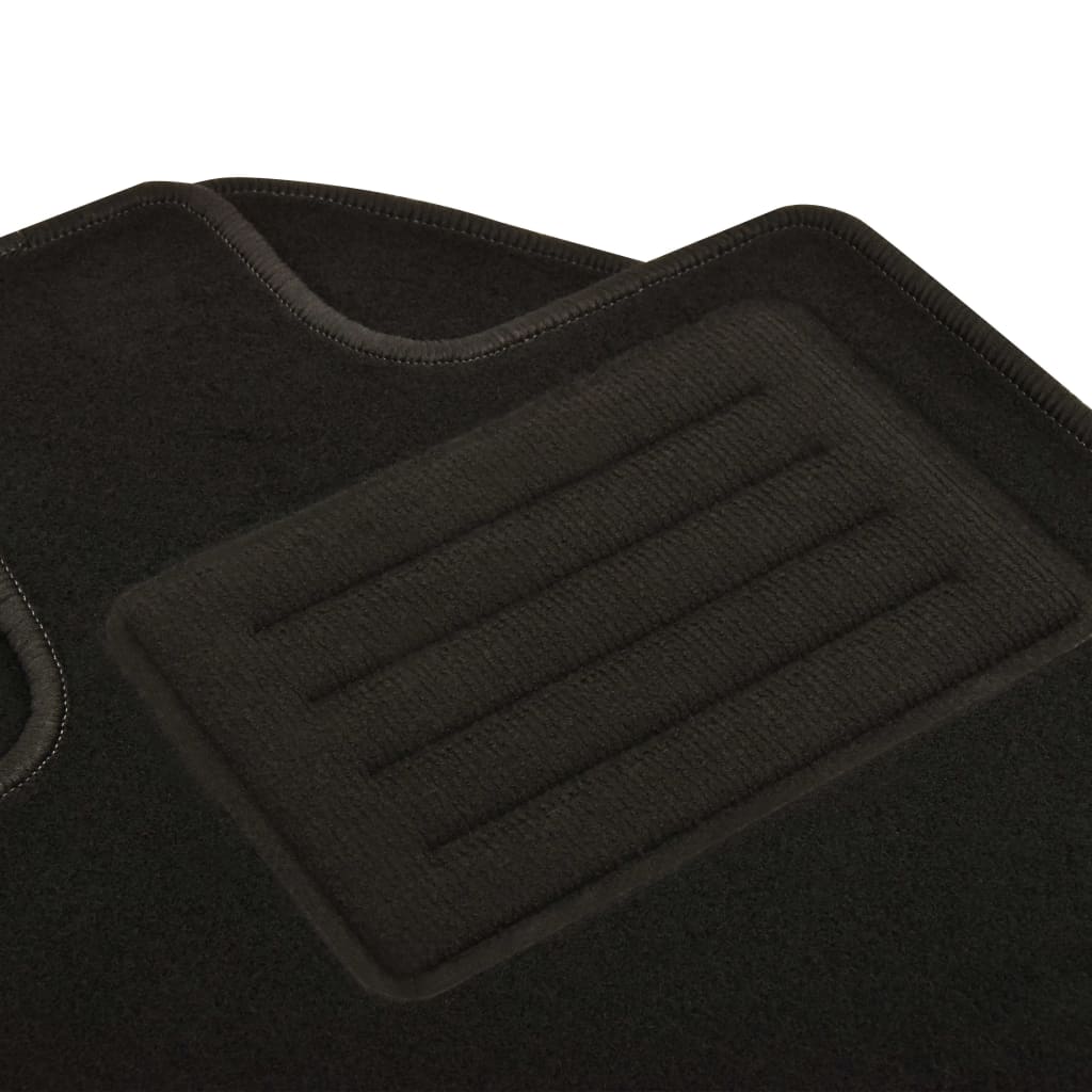 Onze 2-delige automattenset past perfect in het interieur van je voertuig en zorgt er ondertussen voor dat het er netjes uit blijft zien. De matten zijn gemaakt van polypropyleen en zijn slijtvast en eenvoudig te onderhouden. De levering bevat 2 matten. Voor je veiligheid moet je regelmatig de vloermatten in je auto vervangen. Vooral aan de bestuurderskant slijt de mat snel en biedt zo onvoldoende houvast bij het bedienen van de pedalen.