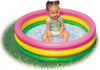 Vrolijk baby zwembadje met felle kleuren.